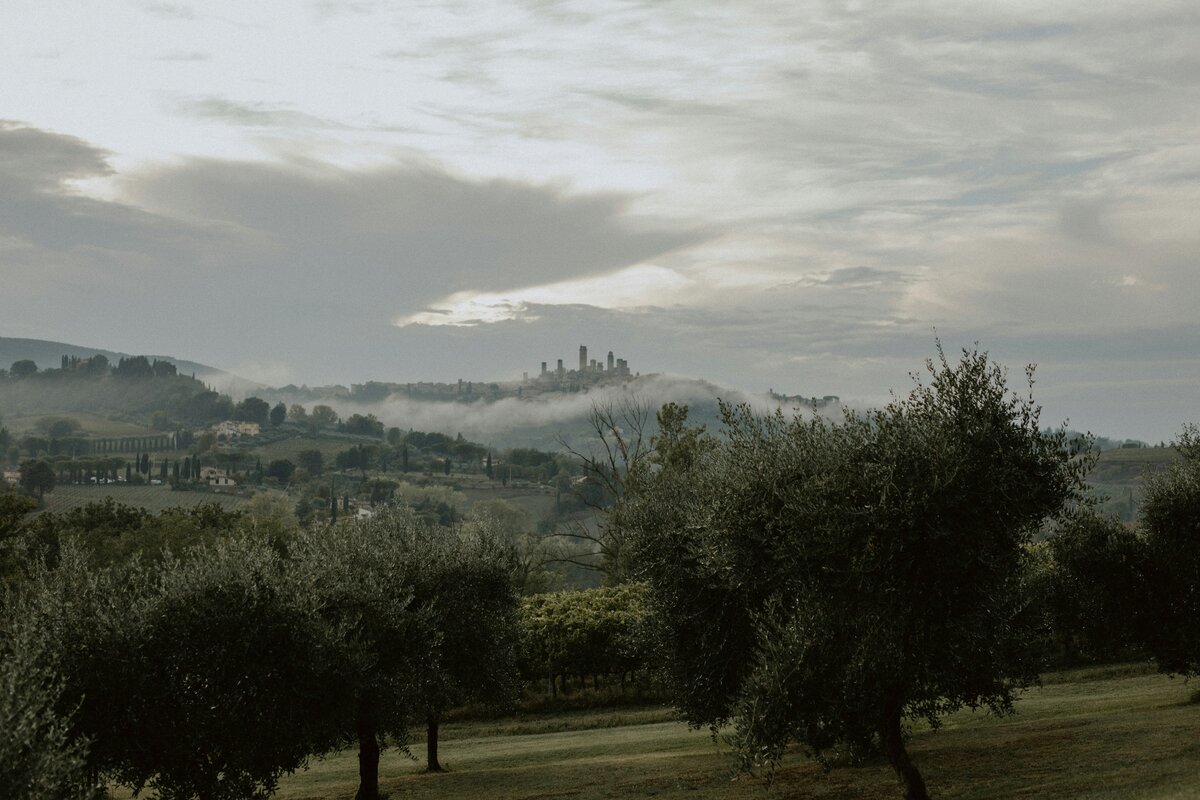 Percorrere la Via Francigena: L'Antico Sentiero della Toscana che invita alla Presenza