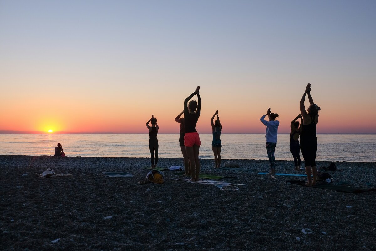 Yoga in Spiaggia in Versilia: Vinyasa al Tramonto e Saluti al Sole